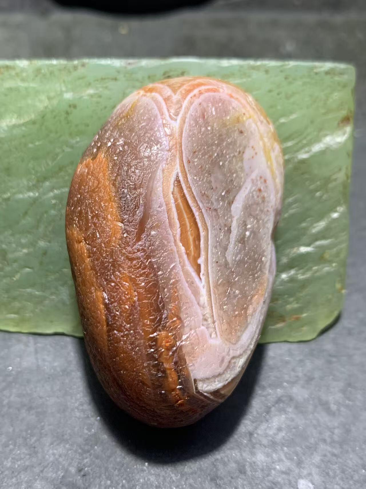 精美川料冰飘千层纹天眼图案水冲籽南红玛瑙原石一颗，