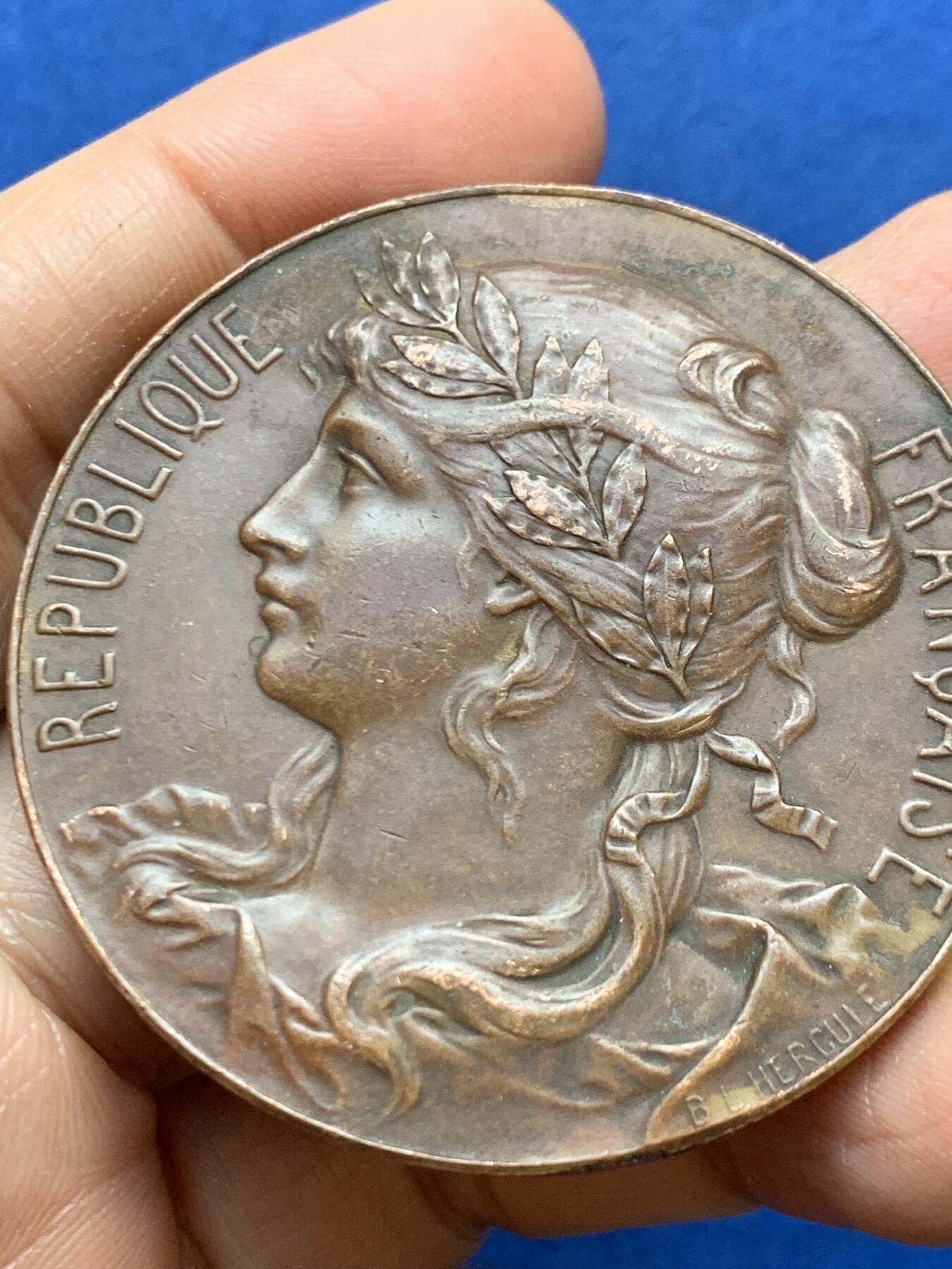 《竞宝斋》第457场 周日，周一，周二   3场连拍 （全场包邮）欢迎送拍 法国1898年维穆捷博览会纪念铜章 B.L.HERGULE作品 56.3克 50.3mm 铜标边铭