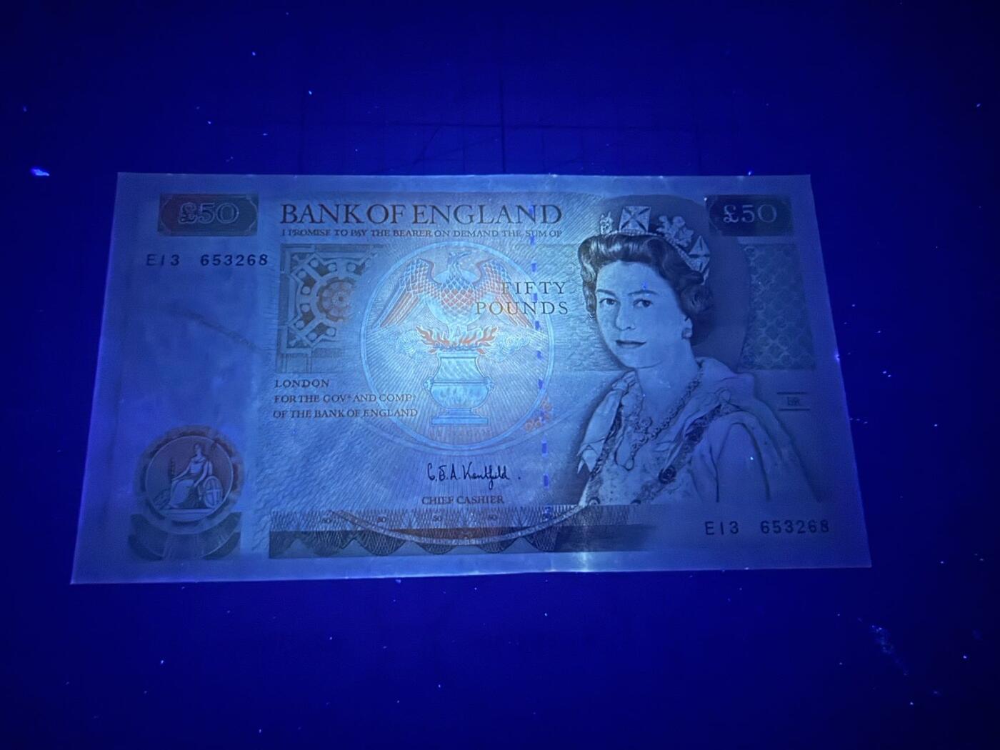 【炜奕收藏】，第五十六期，大不列颠专场 英国D序列50镑，UNC-品相，号码无47，背面出厂颜料拖印，边缘潮斑