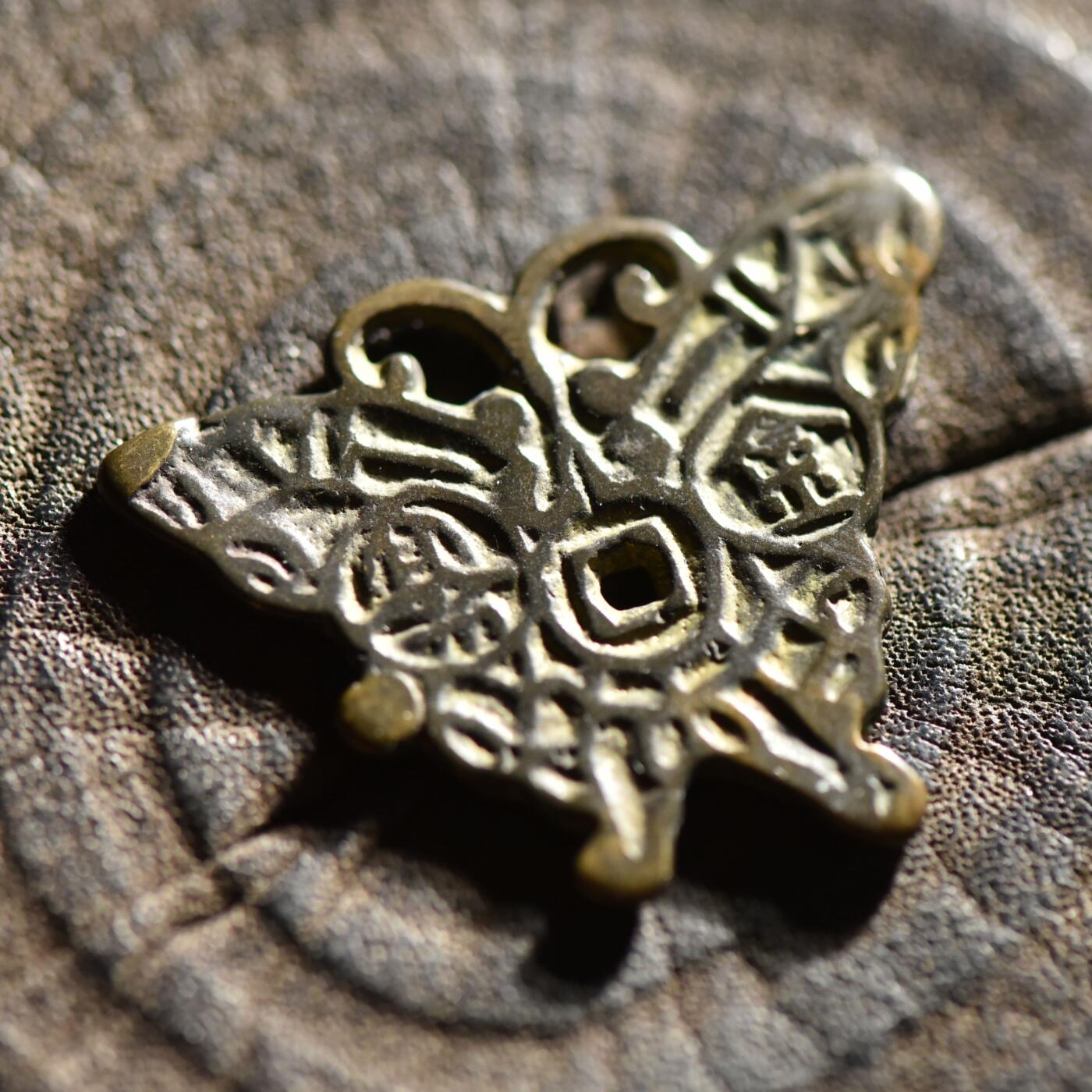 【良泉】【春节前最后一场】2月5日晚19.30点开拍！208组，本场结束后预存钱币的朋友请告知，将连同本场拍品一起邮寄，预祝诸位春节愉快！ 【藏家出品C】朝鲜. 金鼎玉烛蝶形别钱，5.15克