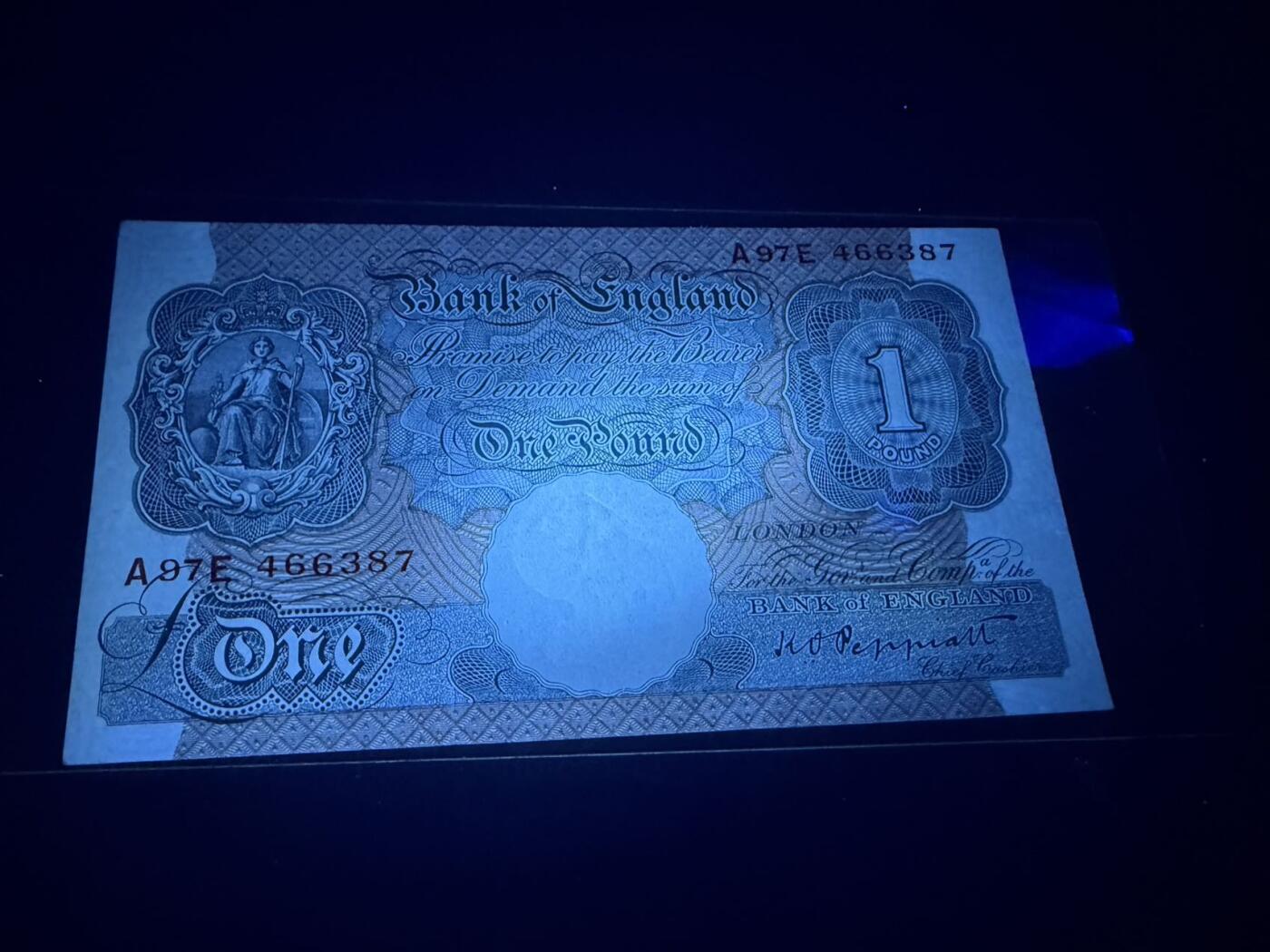 【炜奕收藏】，第五十六期，大不列颠专场 英国A序列1镑战时蓝色版，UNC-品相