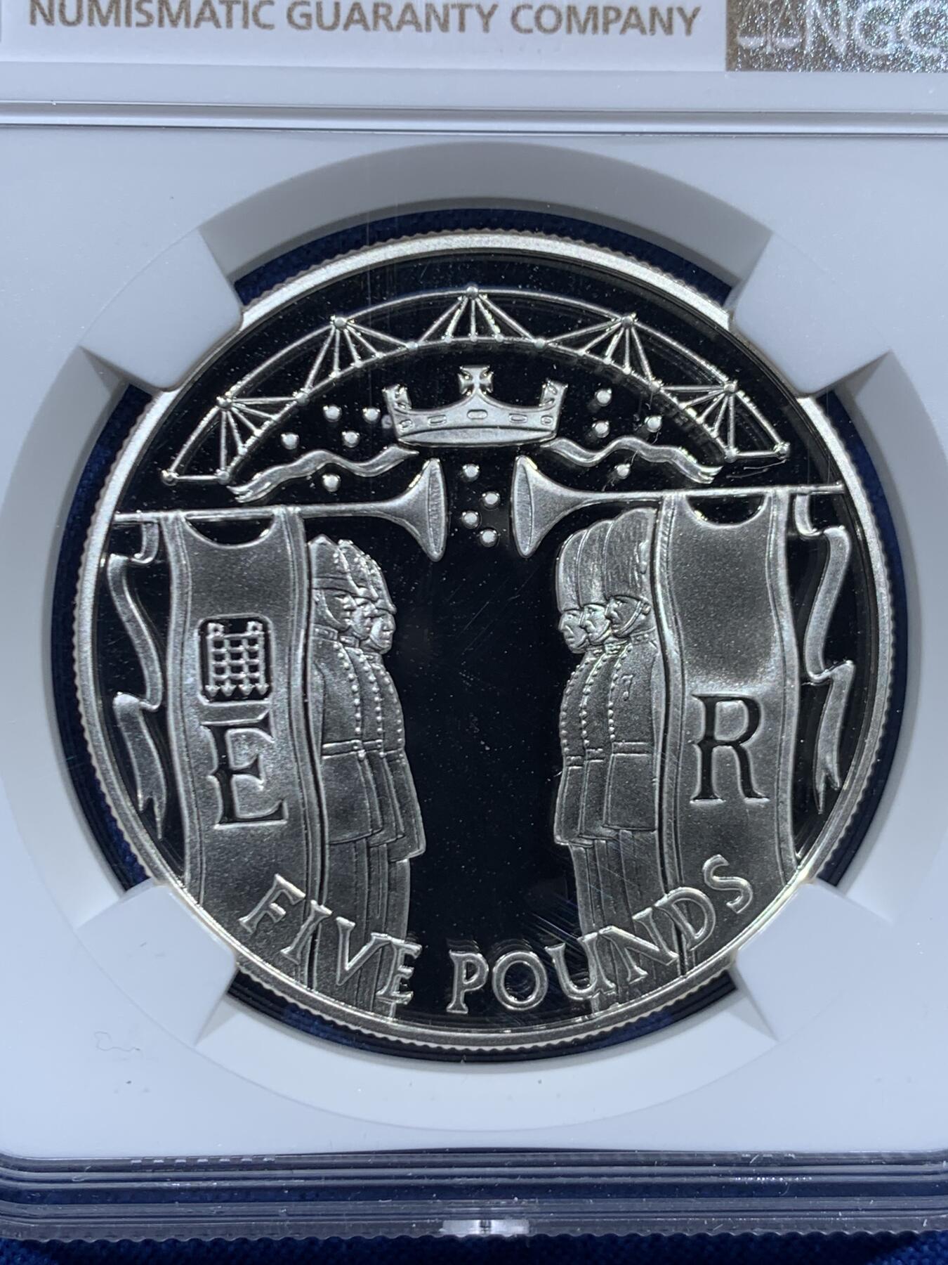 《竞宝斋》第457场 周日，周一，周二   3场连拍 （全场包邮）欢迎送拍 NGC PF68UC 2002年奥尔德尼岛（金禧纪念）伊丽莎白二世女王登基50周年5镑精制高浮雕大银币，女王侧像镀金。