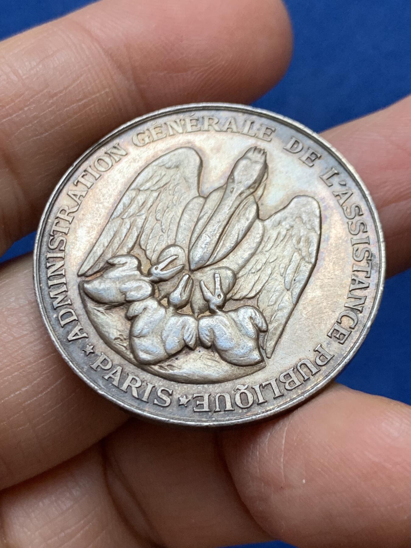 《竞宝斋》第457场 周日，周一，周二   3场连拍 （全场包邮）欢迎送拍 19世纪法国医学之父希波克拉底银章 19.1克 34.3mm 丰饶角银标