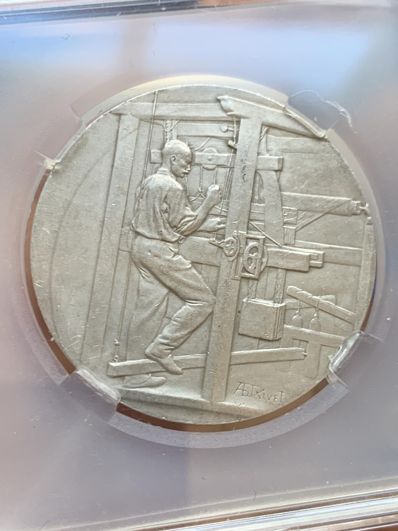 《竞宝斋》第457场 周日，周一，周二   3场连拍 （全场包邮）欢迎送拍 法国 纺织协会银章 丰饶角2银标 18.38g 35.7mm 带平凡人保护盒 细节见图