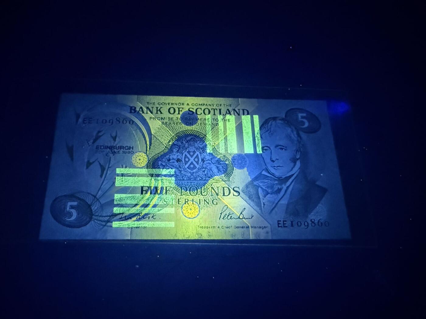 【炜奕收藏】，第五十六期，大不列颠专场 1990年苏格兰银行5镑，UNC品相，号码倒置号，下方出厂轻微拖墨