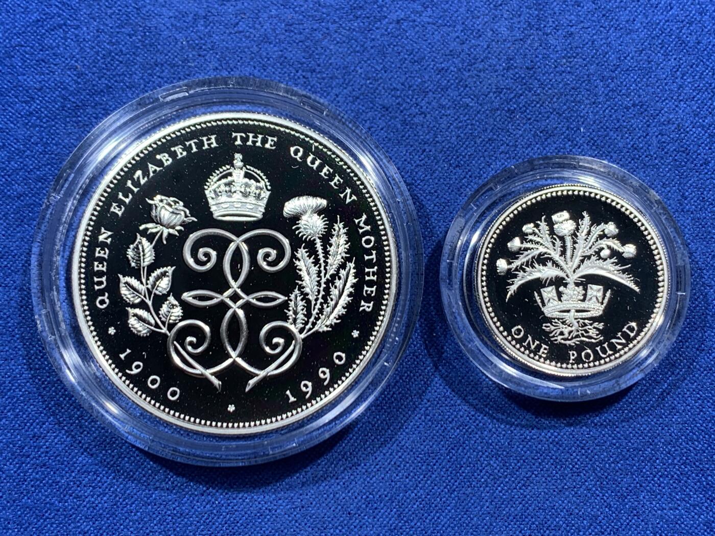 《竞宝斋》第457场 周日，周一，周二   3场连拍 （全场包邮）欢迎送拍 两枚一组 英国伊丽莎白女王精制银币 925银 1990年90周年纪念5镑 27.65克 + 1989年苏格兰蓟花1镑 9.5克