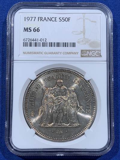 《竞宝斋》第457场 周日，周一，周二   3场连拍 （全场包邮）欢迎送拍 - NGC MS66 法国大力神1977年50法郎 正面炫彩包浆极其漂亮 背面原光品相 高分带包浆难得 收藏爱好者一步到位 30g 900银