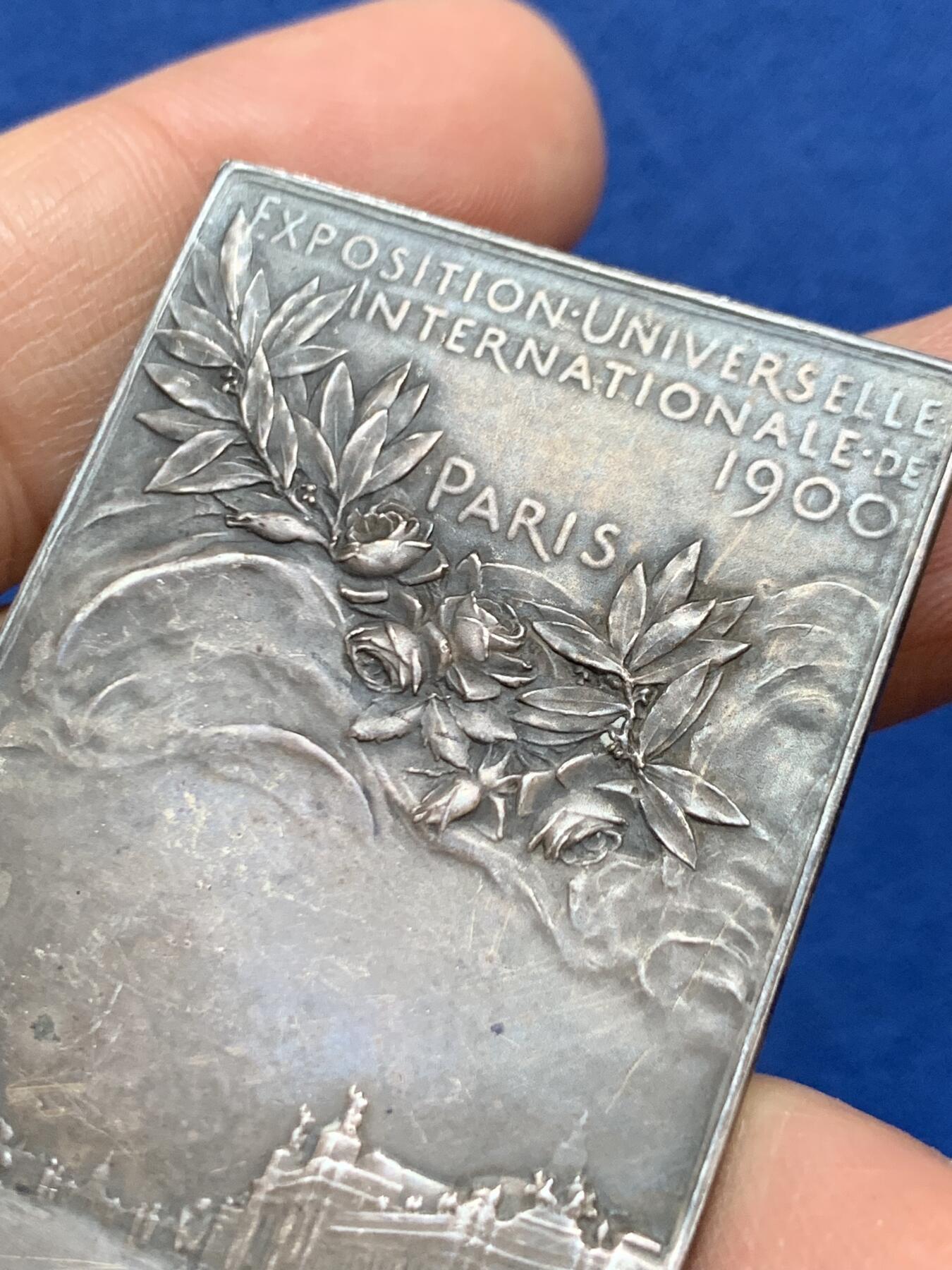 《竞宝斋》第457场 周日，周一，周二   3场连拍 （全场包邮）欢迎送拍 法国 罗蒂代表作 1900巴黎世博会 方型镀银铜章 50.8mm*36mm 37.8g 丰饶角铜标