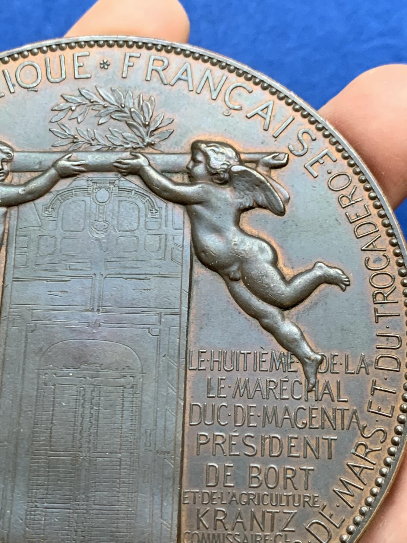 《竞宝斋》第457场 周日，周一，周二   3场连拍 （全场包邮）欢迎送拍 1878年法国巴黎世博会大铜章，直径86mm，重约308克  整体十分沉手厚重，原生包浆，细节极美，不可多得的品相，值得收藏。