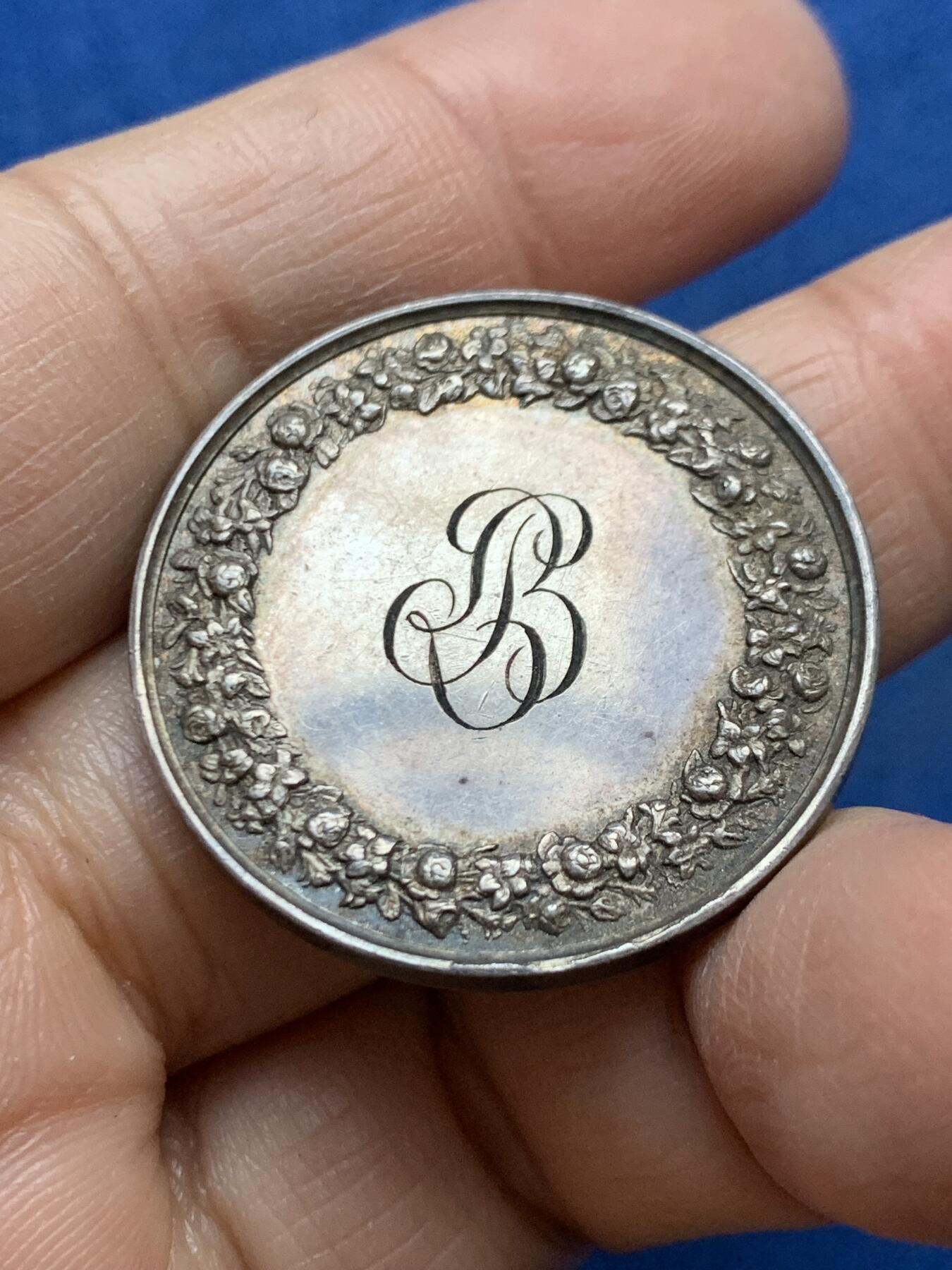 《竞宝斋》第457场 周日，周一，周二   3场连拍 （全场包邮）欢迎送拍 法国婚姻与爱情纪念银章 1848 手指银标边铭 14.6克 31.7mm