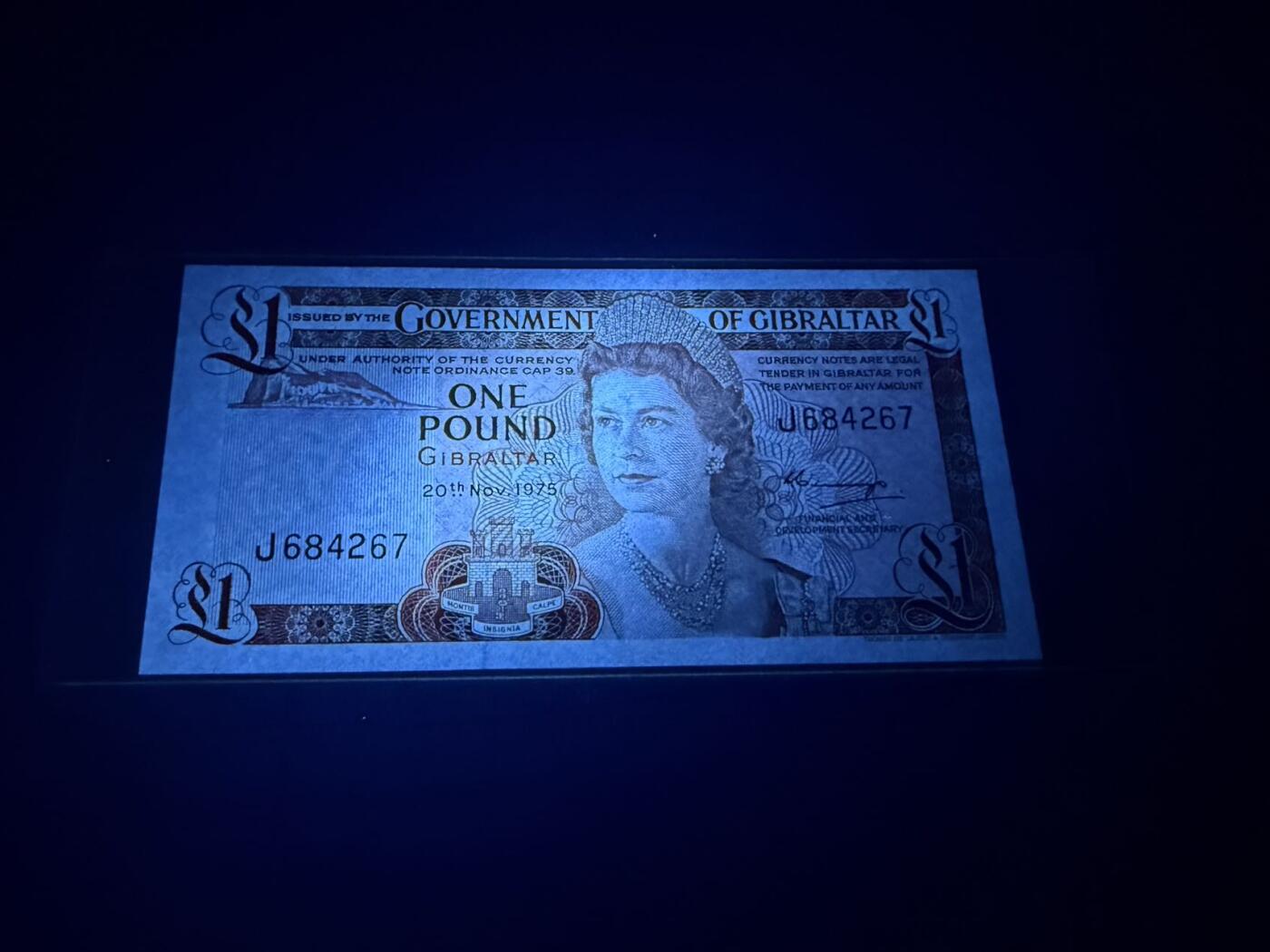 【炜奕收藏】，第五十七期，英联邦女王专场 1975年直布罗陀1镑，UNC-品相，边缘瑕疵，首发年a版少见