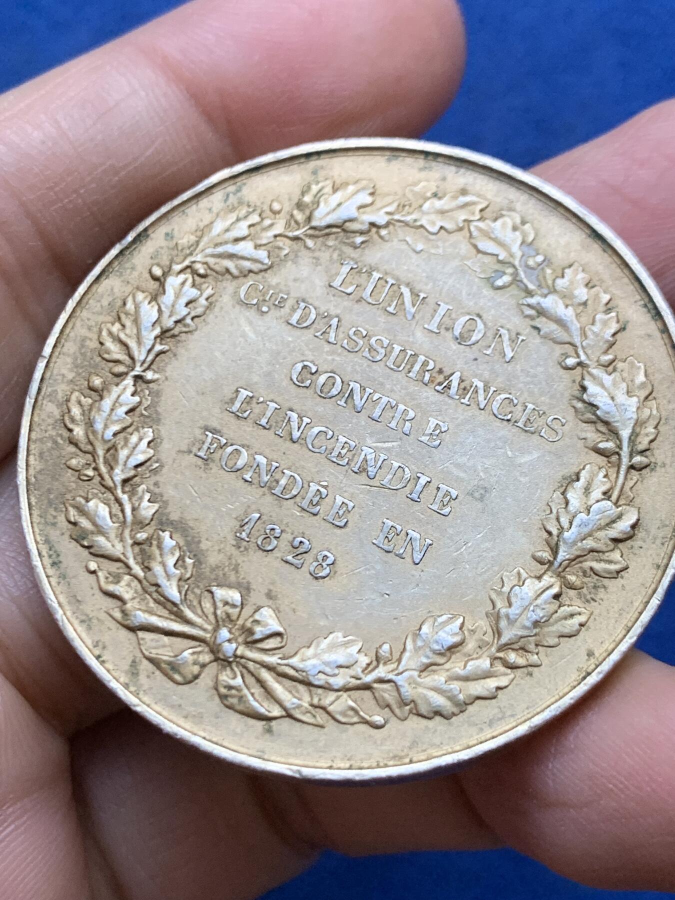 《竞宝斋》第457场 周日，周一，周二   3场连拍 （全场包邮）欢迎送拍 法国 1828年 火灾保险联盟银章 金色包浆 48g 45mm