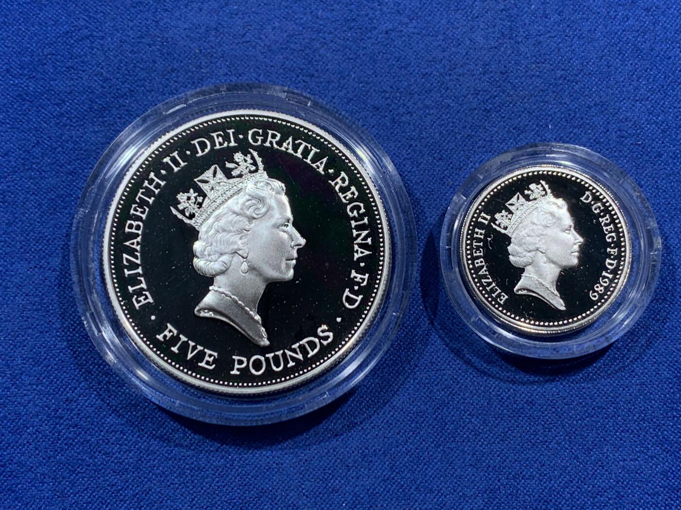 《竞宝斋》第457场 周日，周一，周二   3场连拍 （全场包邮）欢迎送拍 两枚一组 英国伊丽莎白女王精制银币 925银 1990年90周年纪念5镑 27.65克 + 1989年苏格兰蓟花1镑 9.5克