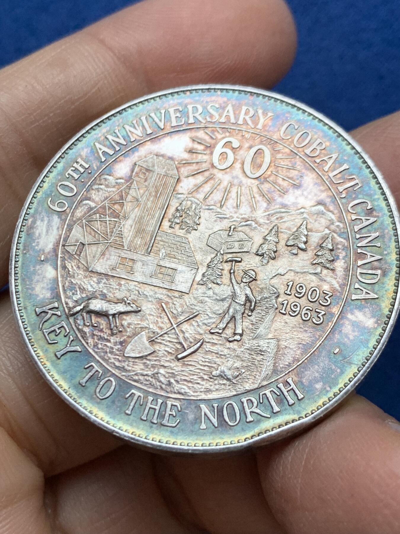 《竞宝斋》第457场 周日，周一，周二   3场连拍 （全场包邮）欢迎送拍 1963年加拿大Cobalt银矿开采60周年纪念银章 40.3mm 45.75g 999银 边有磕