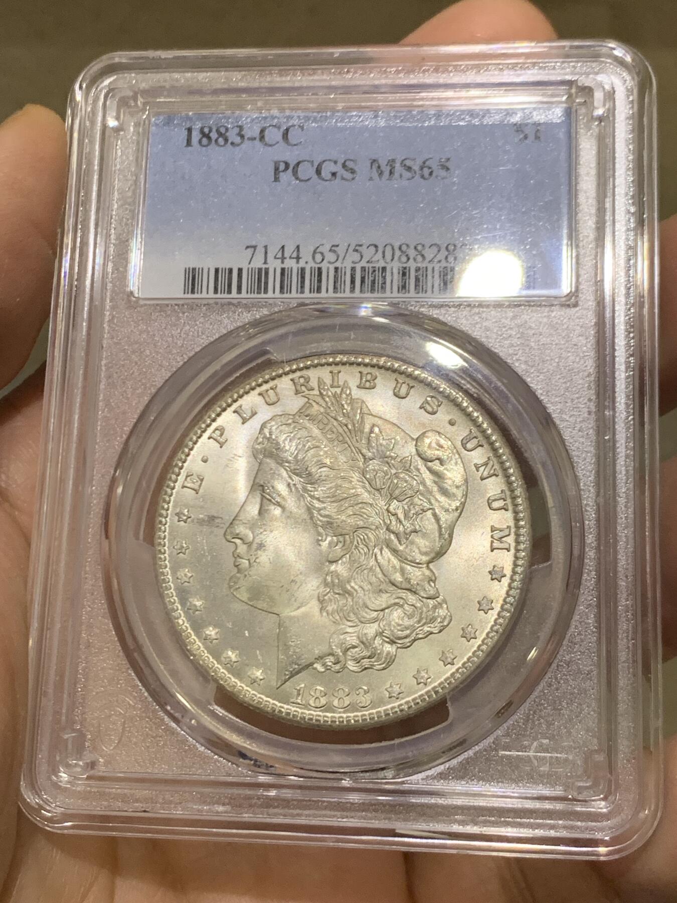 《竞宝斋》第457场 周日，周一，周二   3场连拍 （全场包邮）欢迎送拍 PCGS MS65 美国 1883 CC 摩根银币 卡森厂  高分难得 鹰像面覆盖彩虹包浆