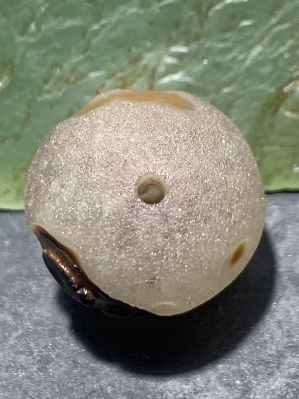 精美冰飘风化纹8字天眼图案战国红玛瑙随形珠一个，