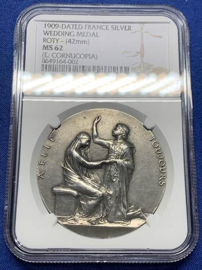 《竞宝斋》第457场 周日，周一，周二   3场连拍 （全场包邮）欢迎送拍 - NGC MS62 名家奥斯卡·罗蒂婚礼系列之大珍 题铭“致她·永恒” 发行量非常少，罕见，正面描述：身着古典服饰的夫妇，左侧妻子坐于长椅，面对单膝跪地的丈夫。丈夫右手前伸，左手轻握妻子右手。签名：O. ROTY ，背面描述：教堂内的祭坛；下方饰有玫瑰、紫罗兰和橡树叶组成的图案。