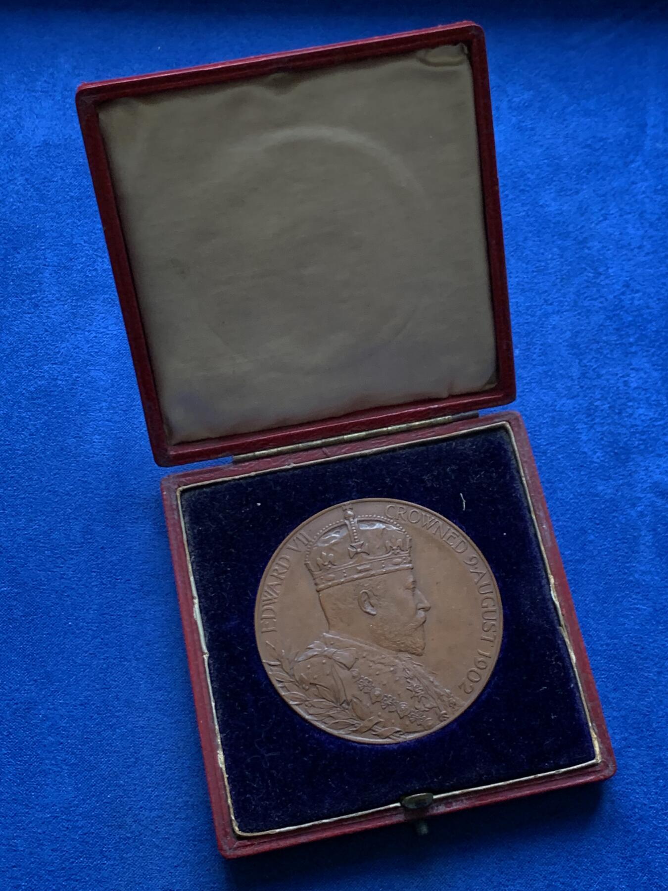 《竞宝斋》第457场 周日，周一，周二   3场连拍 （全场包邮）欢迎送拍 英国1902年 爱德华七世夫妇加冕典礼 纪念大铜章 巧克力包浆 80.8克 55.4mm 原盒