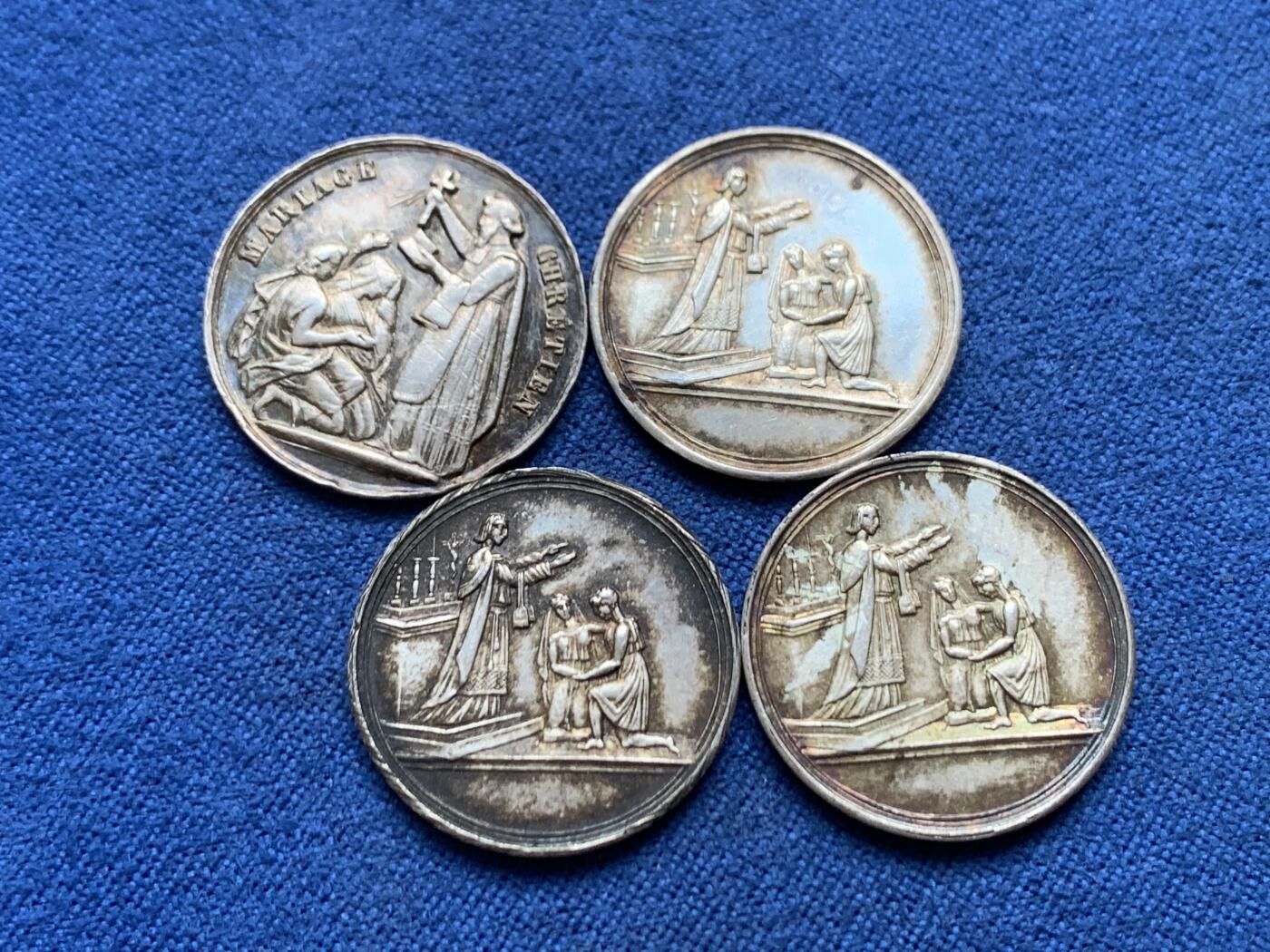 《竞宝斋》第457场 周日，周一，周二   3场连拍 （全场包邮）欢迎送拍 法国早期婚礼银章一套 四枚 13.1克 19.7mm 带原始包装 早期光边  稀有 值得收藏