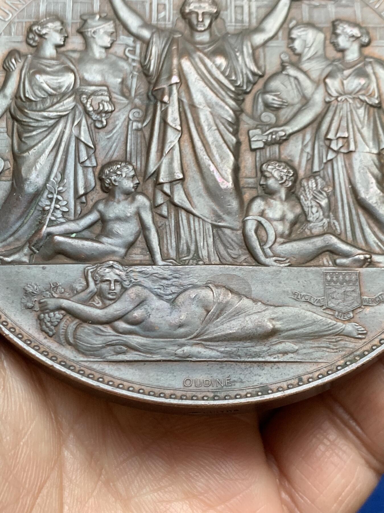 《竞宝斋》第457场 周日，周一，周二   3场连拍 （全场包邮）欢迎送拍 1878年法国巴黎世博会大铜章，直径86mm，重约308克  整体十分沉手厚重，原生包浆，细节极美，不可多得的品相，值得收藏。