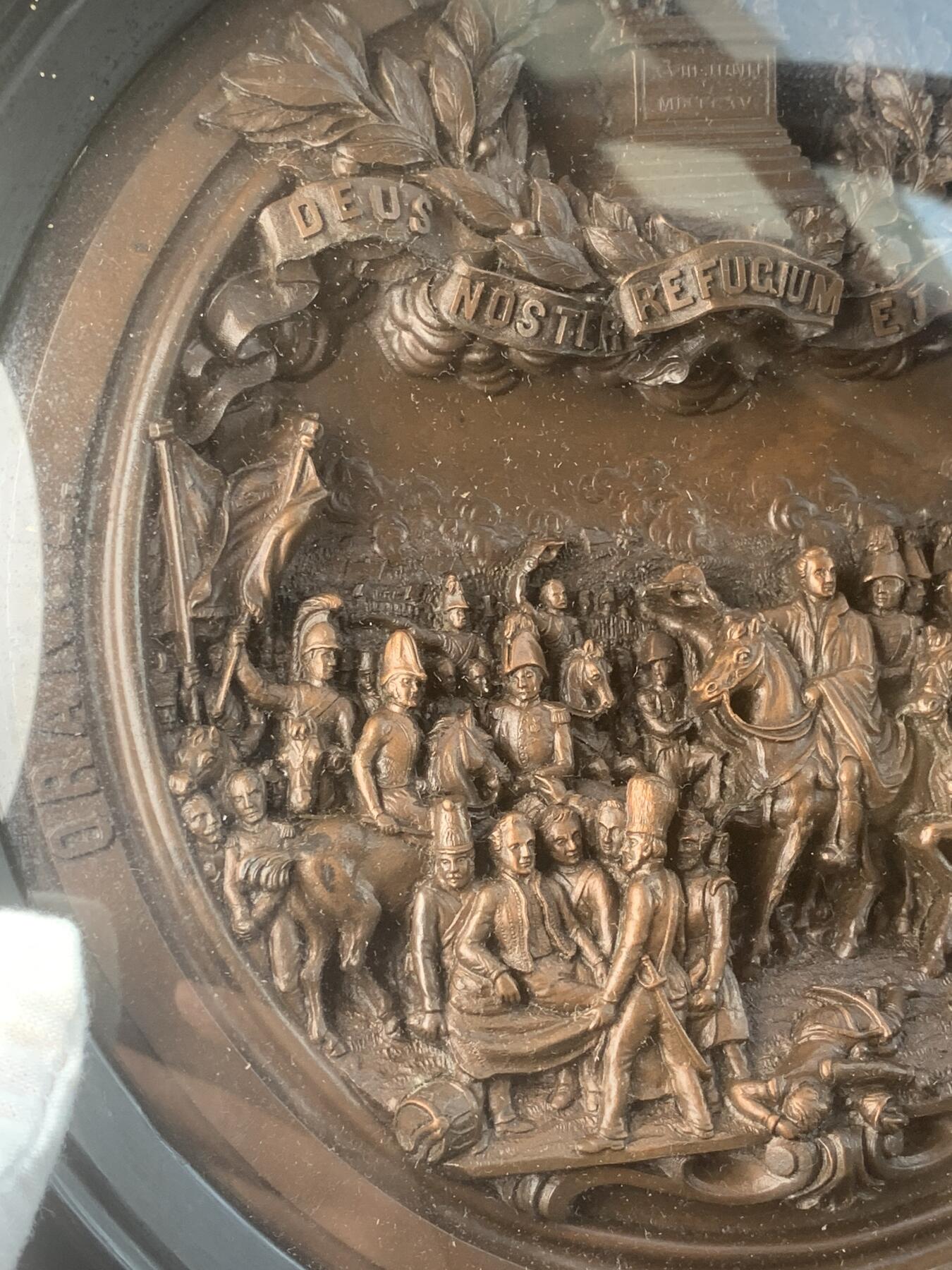 掌中浮雕-藏着的欧洲第049场 1865年尼德兰纪念滑铁卢战役胜利五十周年浮雕铜板挂件，外框约26.5厘米，铜板约18厘米（因镶嵌在木框内，铜板尺寸不能精确）