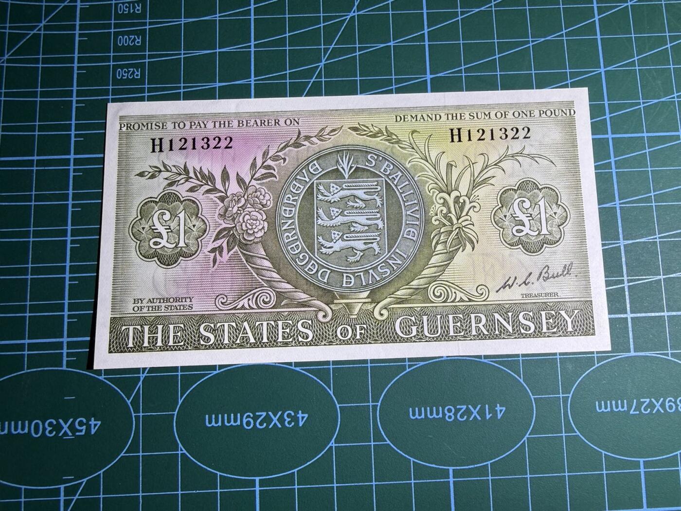 【炜奕收藏】，第五十七期，英联邦女王专场 1969年根西岛1镑，UNC-品相，轻微压痕，号码无47全小号，荧光漂亮