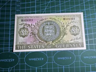 【炜奕收藏】，第五十七期，英联邦女王专场 - 1969年根西岛1镑，UNC-品相，轻微压痕，号码无47全小号，荧光漂亮