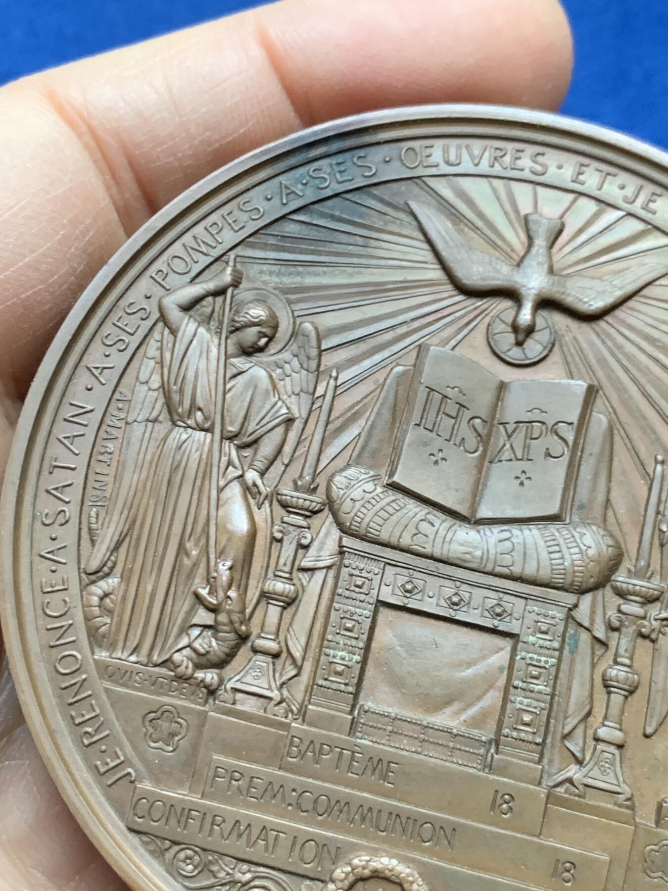 《竞宝斋》第458场 周日，周一，周二   3场连拍 （全场包邮）欢迎送拍 法国洗礼铜章，状态犀利，未颁发刻字，143.85g，68.6mm，蜜蜂边铭