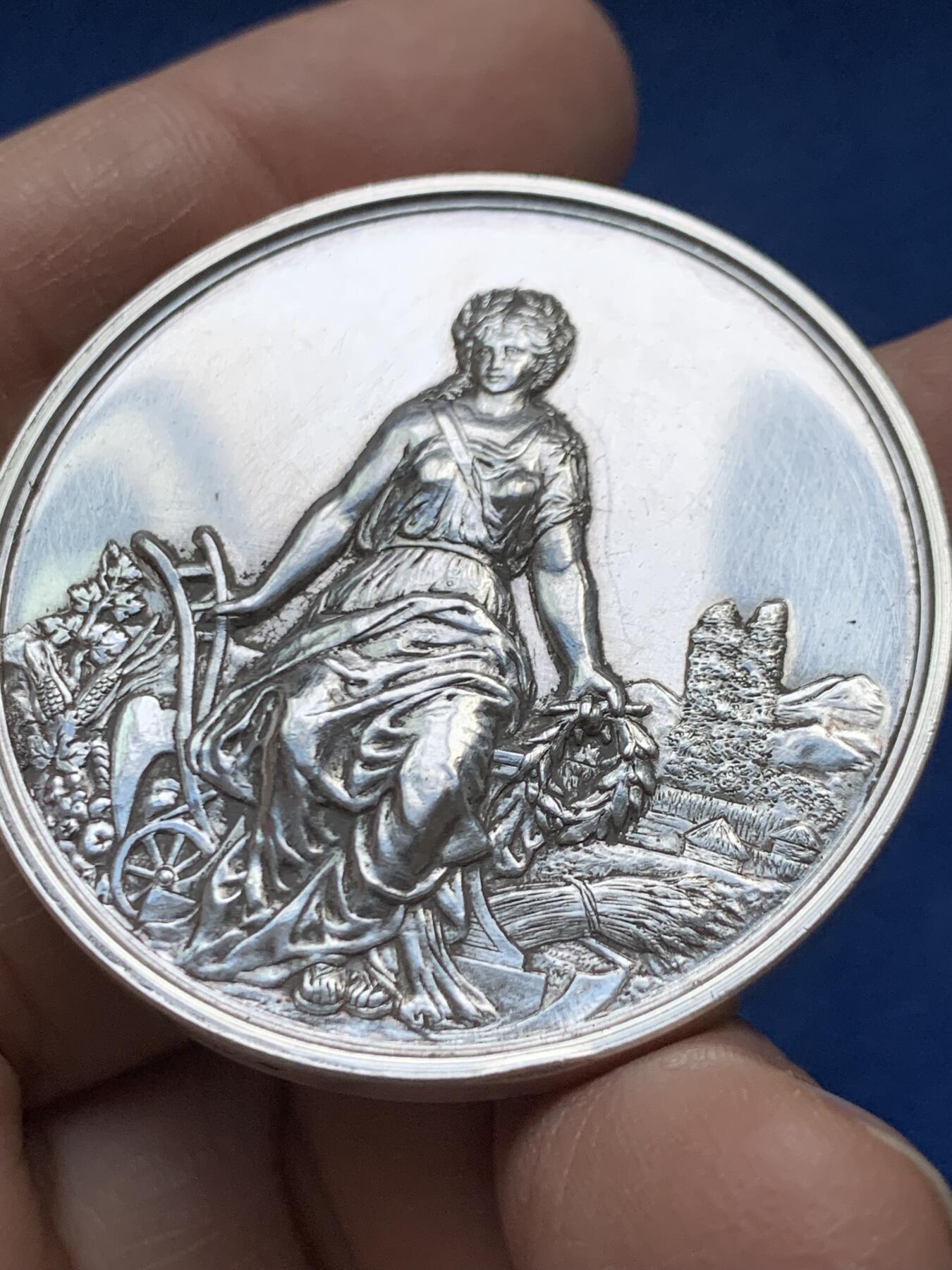 《竞宝斋》第458场 周日，周一，周二   3场连拍 （全场包邮）欢迎送拍 法国福梅里地区农业园艺协会银章，47.65g，46mm，边铭：菱形argent 950/1000边铭