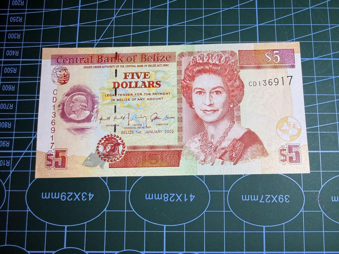 【炜奕收藏】，第五十七期，英联邦女王专场 2002年伯利兹2元，UNC品相，号码无4