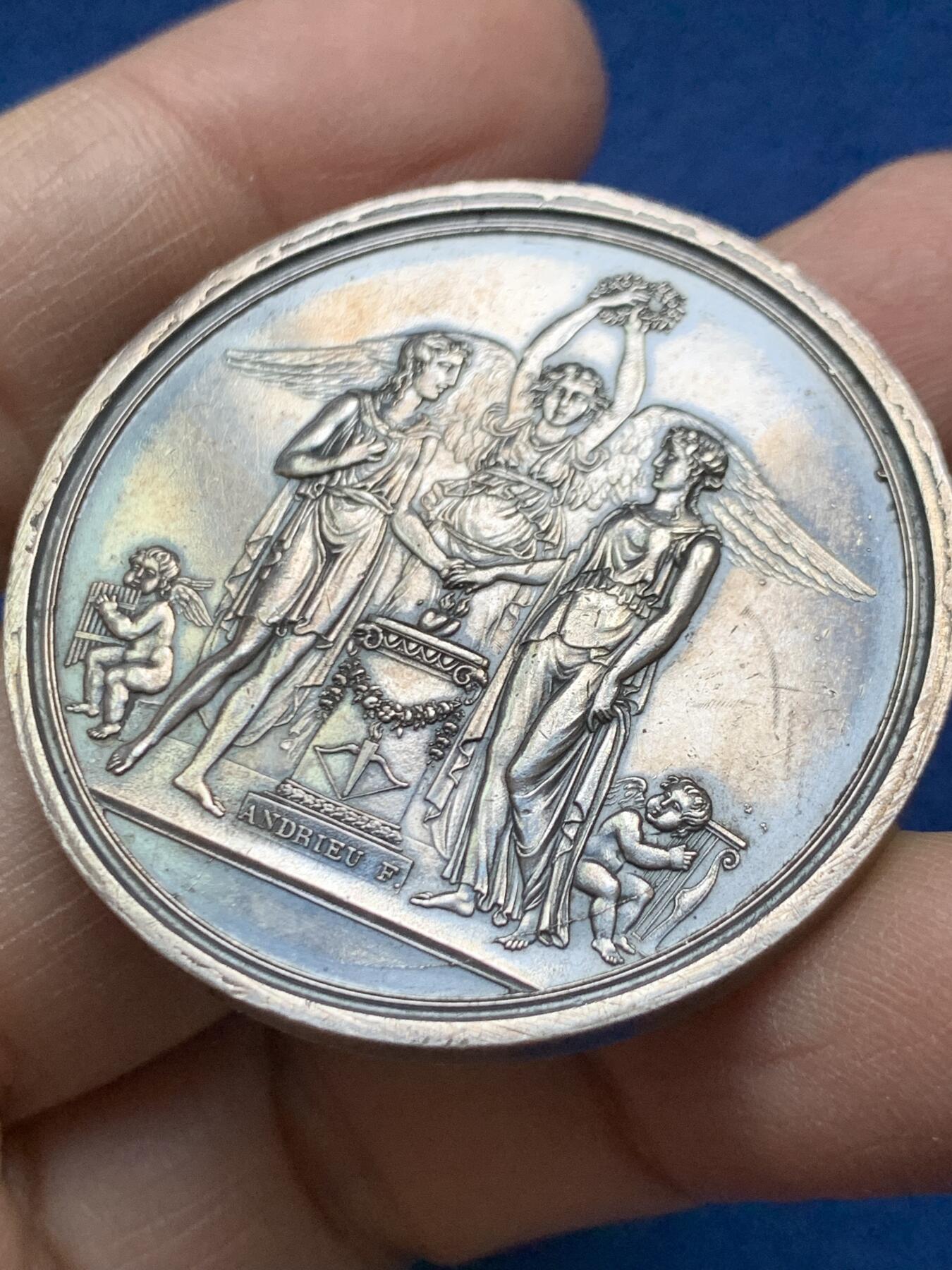 《竞宝斋》第458场 周日，周一，周二   3场连拍 （全场包邮）欢迎送拍 法国早期婚礼纪念银章，由歌颂拿破仑丰功伟绩的章牌大师Andrieu制作，31.1g，41.7mm，早期无边铭