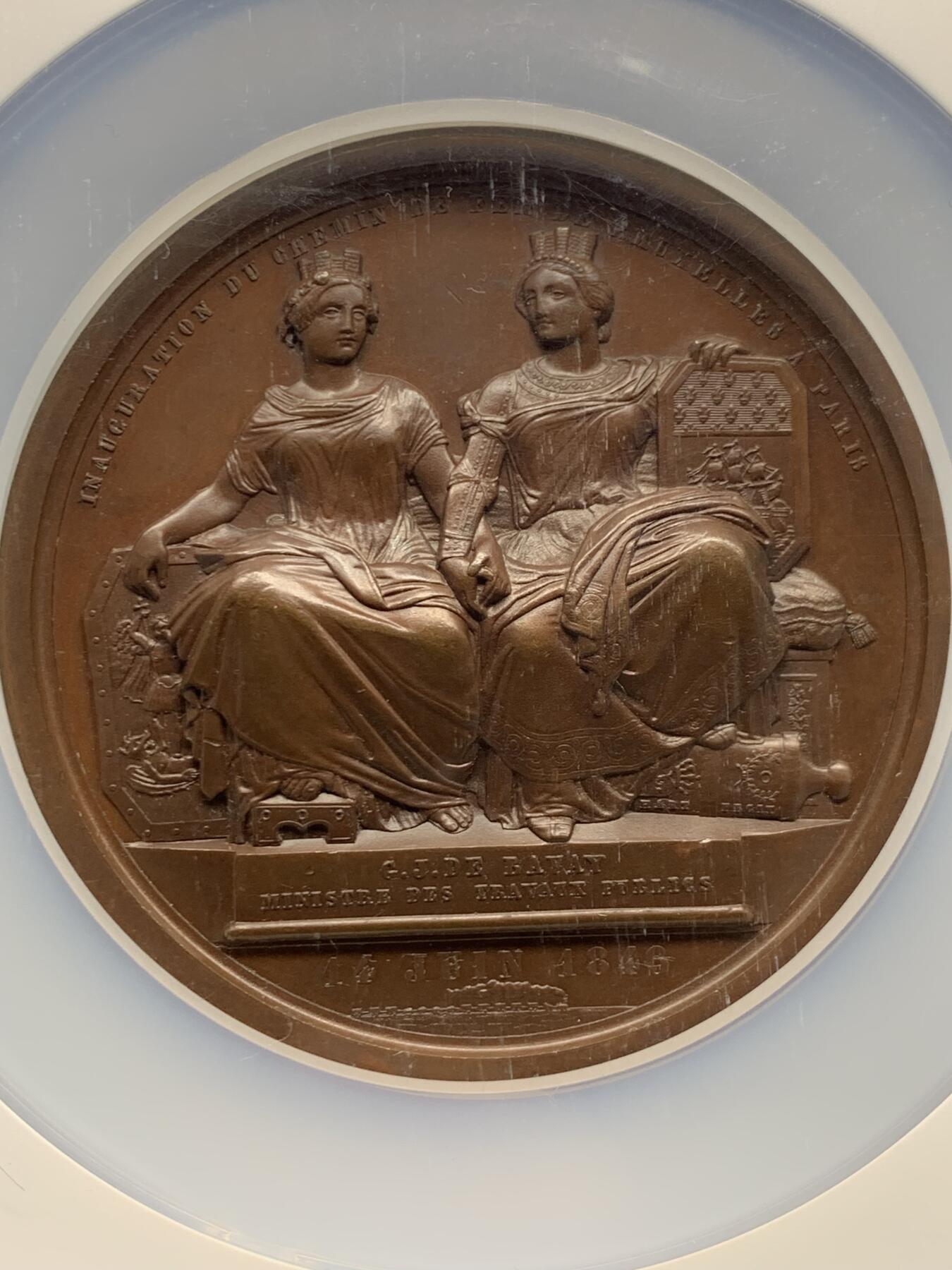 《竞宝斋》第458场 周日，周一，周二   3场连拍 （全场包邮）欢迎送拍 NGC-MS63 比利时布鲁塞尔-法国巴黎铁路通车纪念大铜章，直径73毫米，正面是两个国家的国王利奥波德一世与路易·菲利普一世，背面的两个女神手持代表两个地区的徽章盾牌，超高浮雕，盒子加厚加大