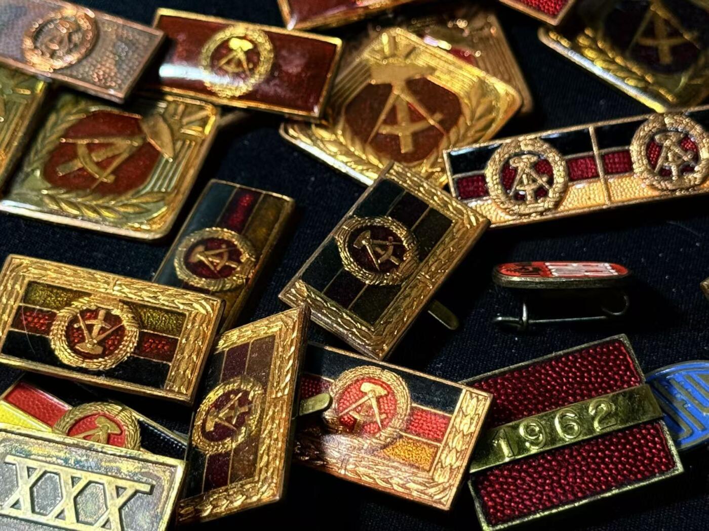 罗岚⭐爱藏⭐甄选专拍第四场-分享拍场赚佣（实体经营） 民主德国勋赏一组（社会活动家 集体劳动荣誉）