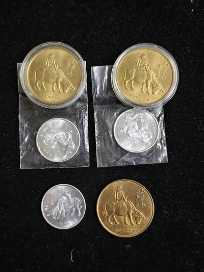 106期回流戒指饰品杂件纪念章丝路钱币专场 - 85年春晚纪念章三对