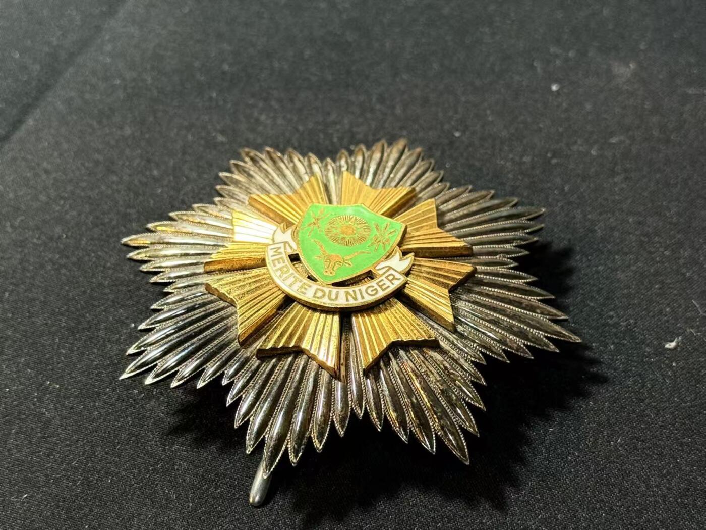 罗岚⭐爱藏⭐甄选专拍第四场-分享拍场赚佣（实体经营） 尼日尔大军官国家功绩勋章（ordre du Merite du Niger） 表彰对国家发展、公务履职或国际合作有杰出贡献的人士  银质珐琅材质 章体接近70克重（国际银价长期保持21元/克以上）
