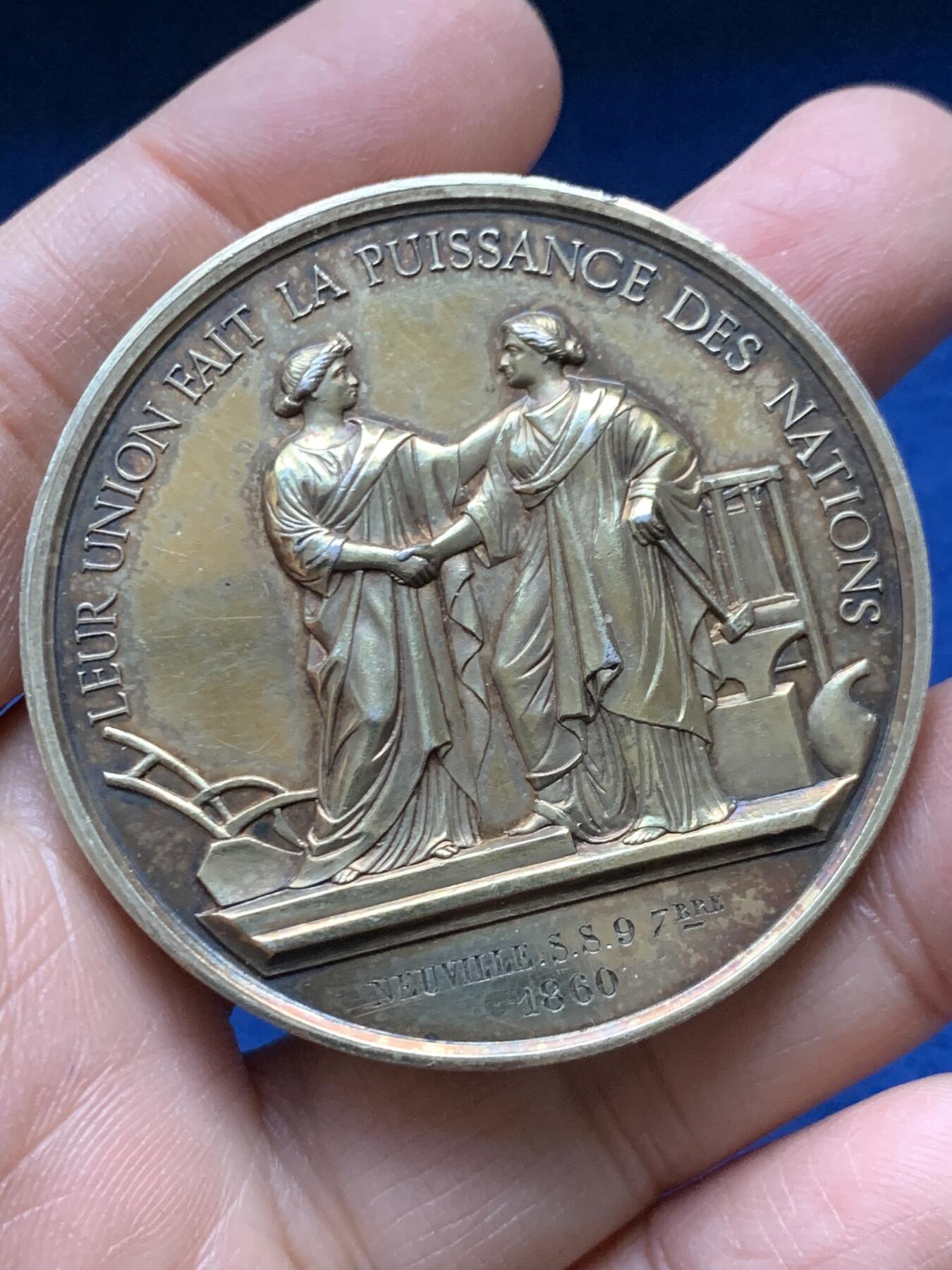 《竞宝斋》第458场 周日，周一，周二   3场连拍 （全场包邮）欢迎送拍 法国里昂和沃格纳雷农业博览会镀金银章，60.9g，50.3mm，手指边铭