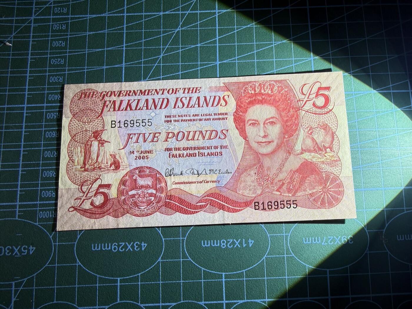 【炜奕收藏】，第五十七期，英联邦女王专场 2005年福克兰群岛5镑，UNC品相，号码无347豹子号