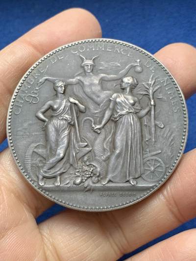 《竞宝斋》第458场 周日，周一，周二   3场连拍 （全场包邮）欢迎送拍 - 法国尼姆商会银章，尼姆地区标志，被拴在椰枣树的鳄鱼，66.8g，50.1mm，丰饶角1argent边铭