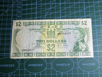 【炜奕收藏】，第五十七期，英联邦女王专场 - 1974年斐济2元，品相如图，戎装女王像