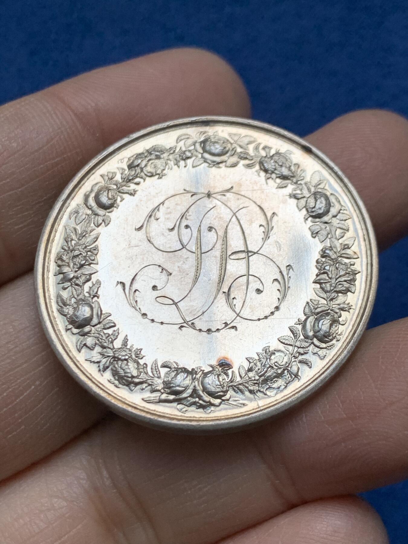 《竞宝斋》第458场 周日，周一，周二   3场连拍 （全场包邮）欢迎送拍 法国结婚纪念银章，22.1g，36.8mm，蜜蜂边铭