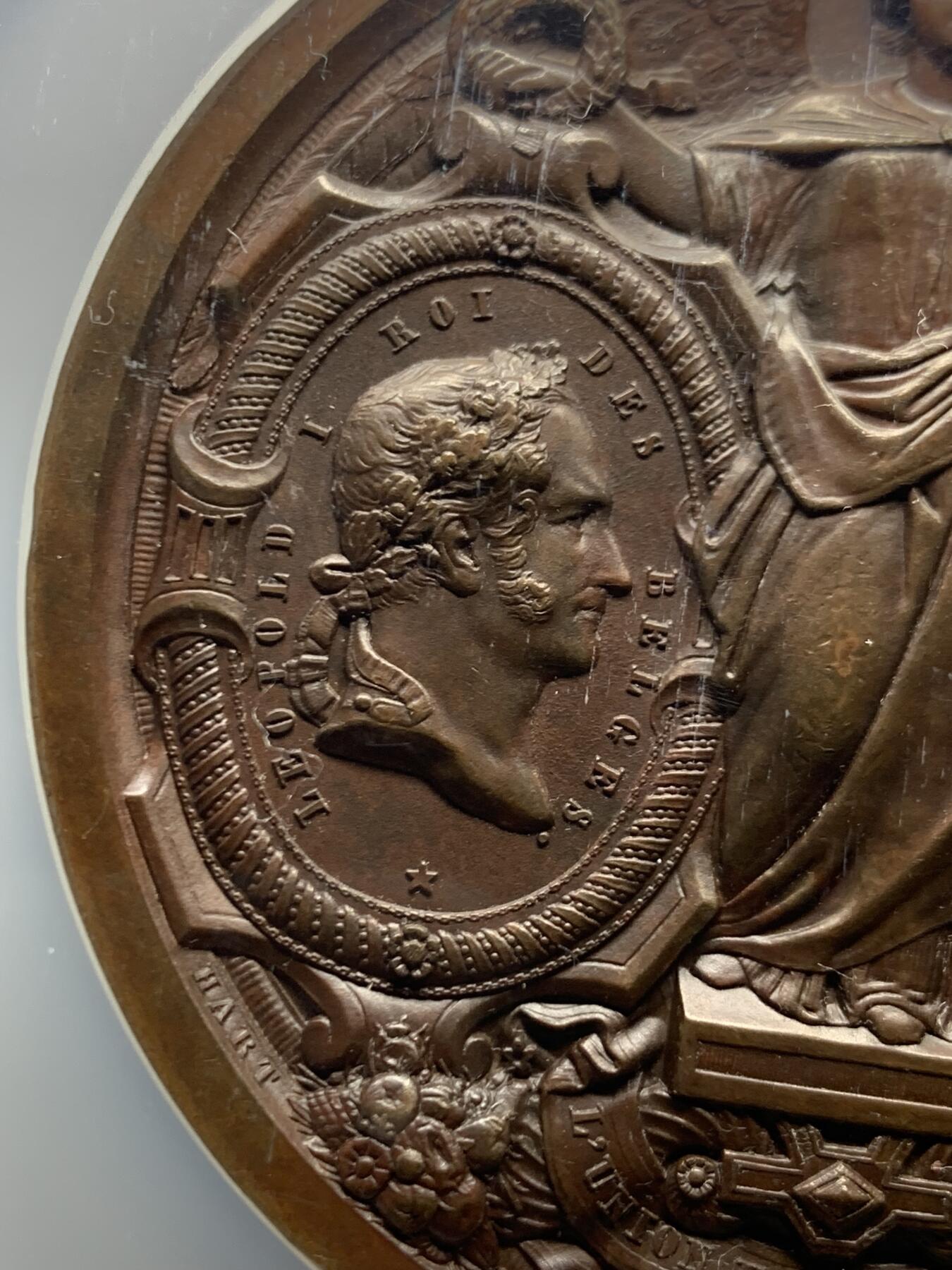 《竞宝斋》第458场 周日，周一，周二   3场连拍 （全场包邮）欢迎送拍 NGC-MS63 比利时布鲁塞尔-法国巴黎铁路通车纪念大铜章，直径73毫米，正面是两个国家的国王利奥波德一世与路易·菲利普一世，背面的两个女神手持代表两个地区的徽章盾牌，超高浮雕，盒子加厚加大