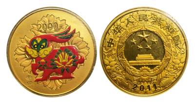 宜和2025年秋季拍卖 古钱/金银锭/机制币 - 2011中国辛卯(兔)年“纪念金币”5盎司精制彩金币，原盒、原包装、带证书、完全未使用，发行量1800枚