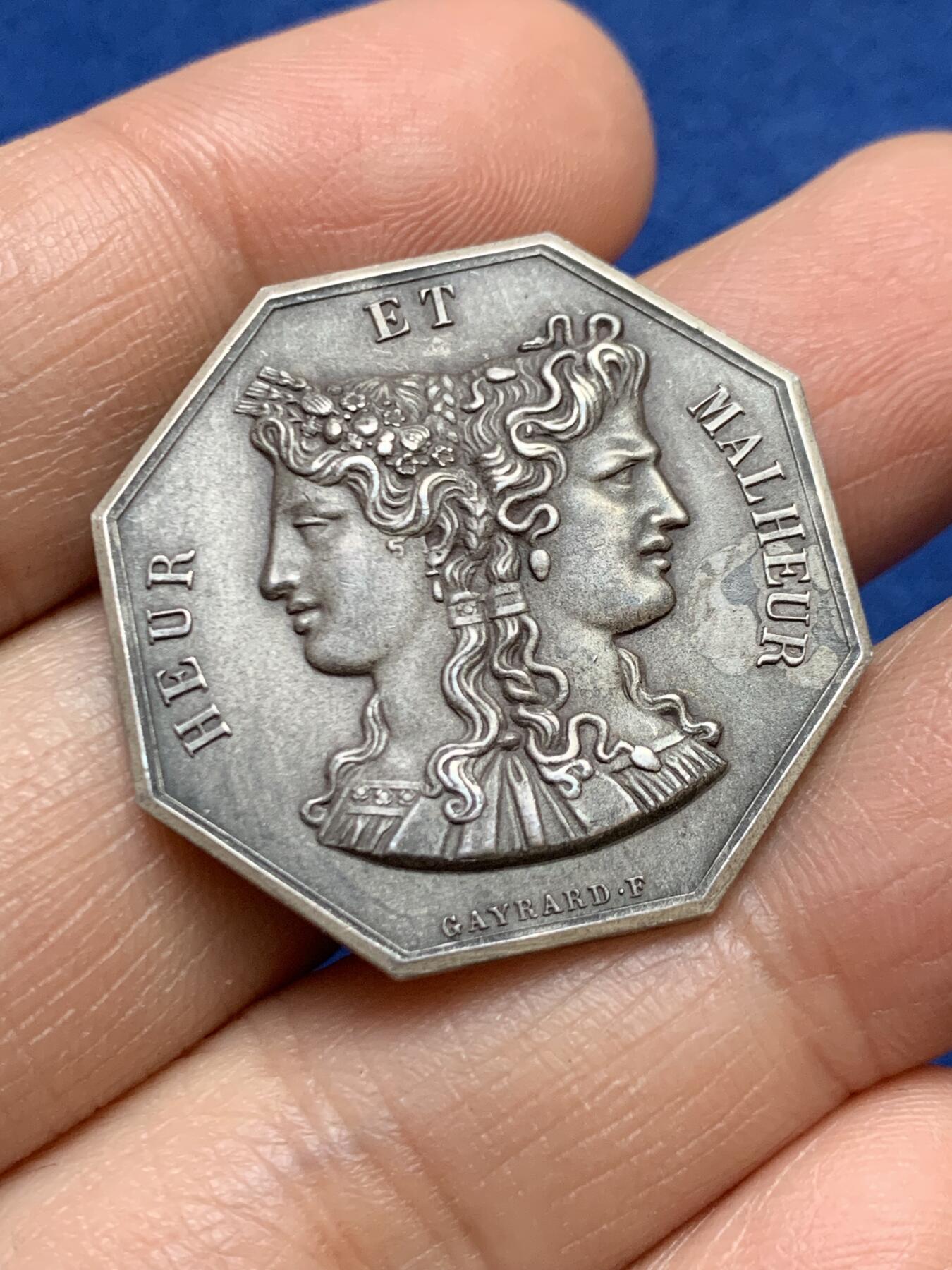 《竞宝斋》第458场 周日，周一，周二   3场连拍 （全场包邮）欢迎送拍 法国双面神雅努斯“我工作，我收集”八角银质代币，13g，30.1mm，丰饶角边铭