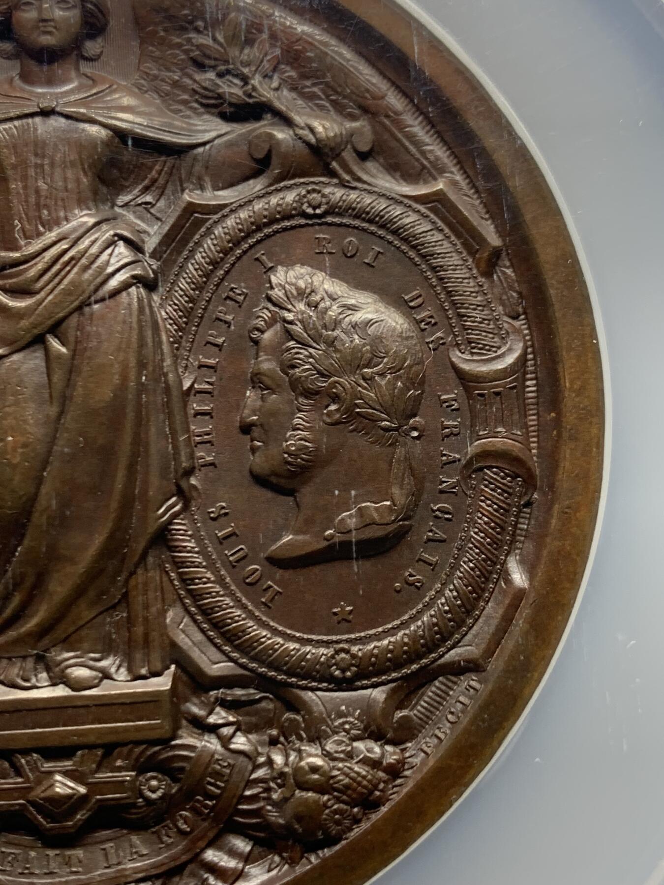 《竞宝斋》第458场 周日，周一，周二   3场连拍 （全场包邮）欢迎送拍 NGC-MS63 比利时布鲁塞尔-法国巴黎铁路通车纪念大铜章，直径73毫米，正面是两个国家的国王利奥波德一世与路易·菲利普一世，背面的两个女神手持代表两个地区的徽章盾牌，超高浮雕，盒子加厚加大