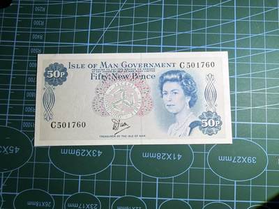 【炜奕收藏】，第五十七期，英联邦女王专场 - 1979年马恩岛50便士，UNC-品相，边缘轻微压痕，号码无4