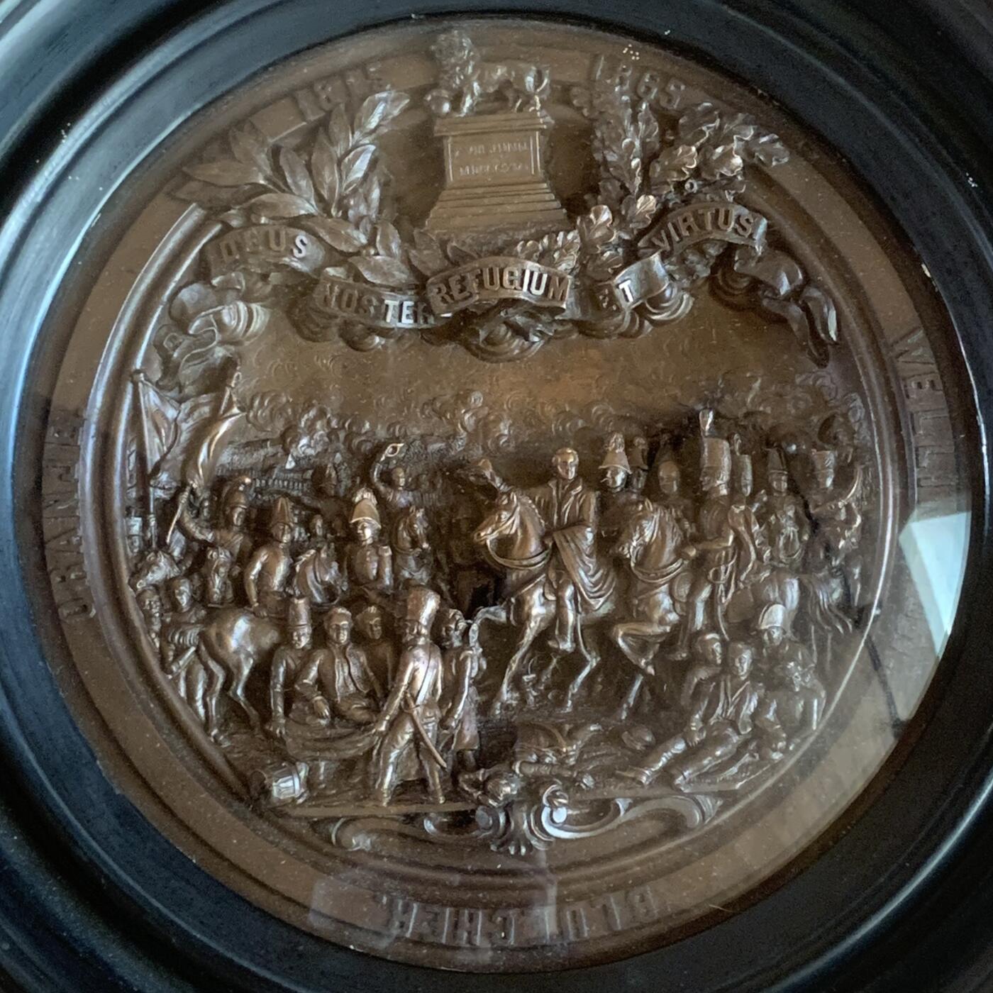 掌中浮雕-藏着的欧洲第049场 1865年尼德兰纪念滑铁卢战役胜利五十周年浮雕铜板挂件，外框约26.5厘米，铜板约18厘米（因镶嵌在木框内，铜板尺寸不能精确）