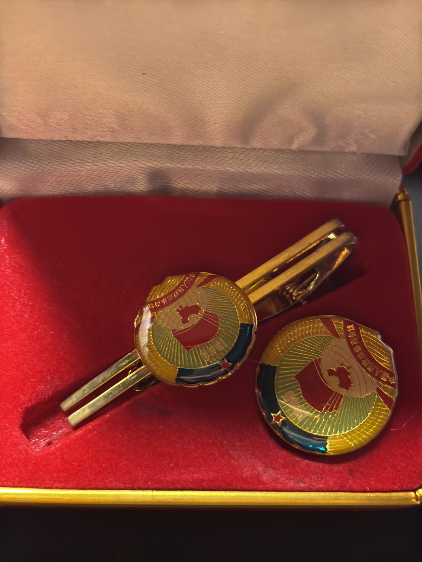 文馨钱币收藏 2026新年第三场（第 289 场）【长期接代拍品】 少见原盒 1949 年全国政治协商大会徽章一对，中拍随机一盒，包原盒