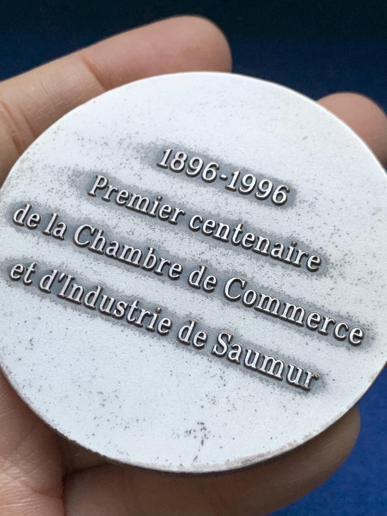 《竞宝斋》第458场 周日，周一，周二   3场连拍 （全场包邮）欢迎送拍 法国索米尔工商会成立一百周年镀银铜章，140.8g，64.6mm，边铭：铜标+BALME