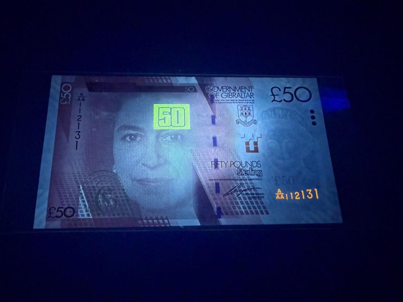 【炜奕收藏】，第五十七期，英联邦女王专场 2010年直布罗陀50镑，UNC品相，AAA首发冠号码数三无47全小号