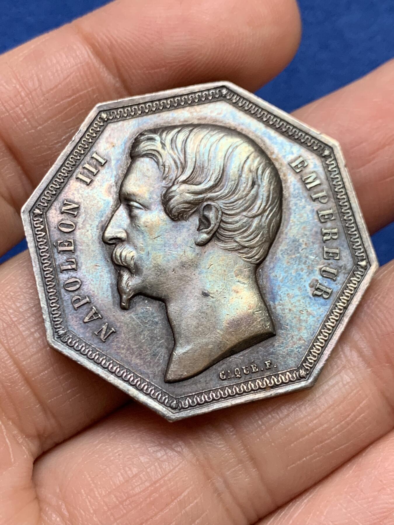 《竞宝斋》第458场 周日，周一，周二   3场连拍 （全场包邮）欢迎送拍 法国八角银质代币，巴黎证券交易所，交易所前的墨丘利，22.1g，36.1mm，1845-1860手指边铭